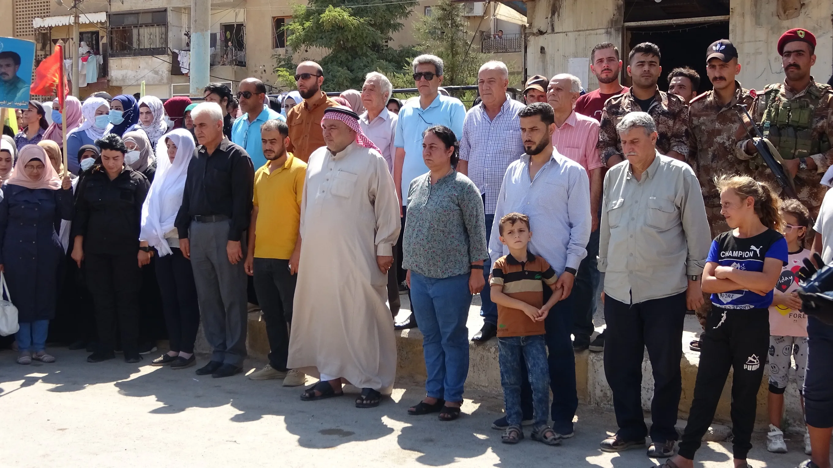 ​​​​​​​المئات في الطبقة يتظاهرون تحت شعار " روسيا.. وأمريكا كفوا عن صمتكم حيال جرائم الدولة التركية"