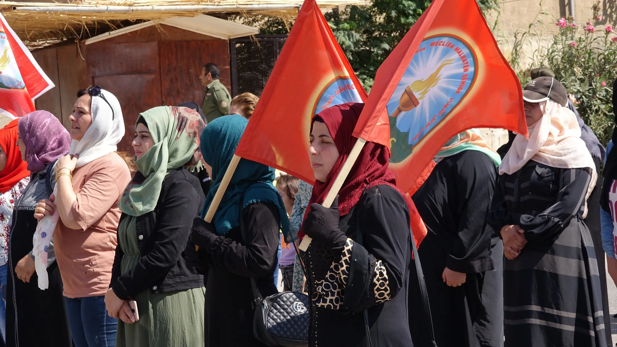 ​​​​​​​المئات في الطبقة يتظاهرون تحت شعار " روسيا.. وأمريكا كفوا عن صمتكم حيال جرائم الدولة التركية"
