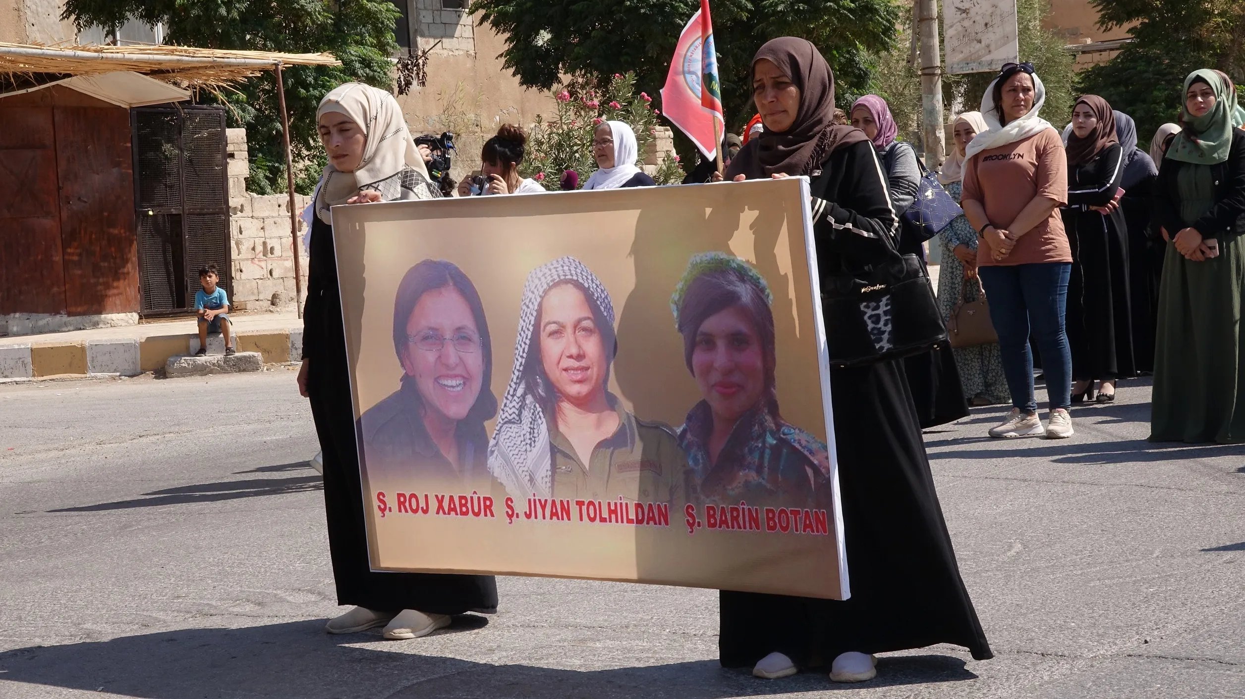 ​​​​​​​المئات في الطبقة يتظاهرون تحت شعار " روسيا.. وأمريكا كفوا عن صمتكم حيال جرائم الدولة التركية"