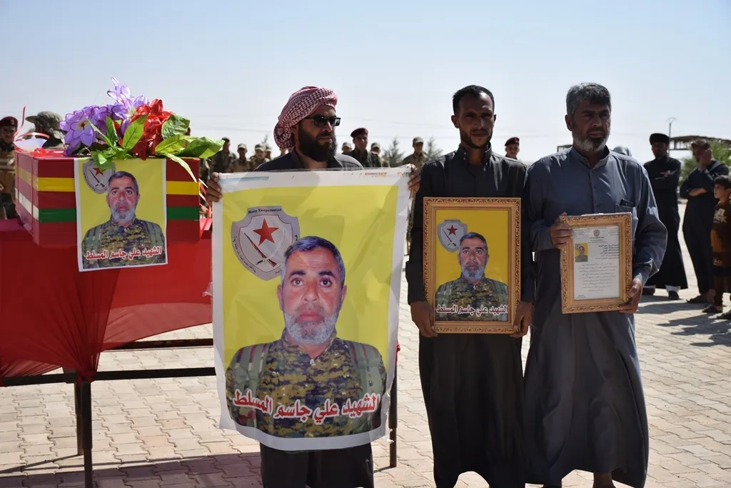 أهالي الشدادي يشيعون جثمان الشهيد علي المسلط إلى مثواه الأخير