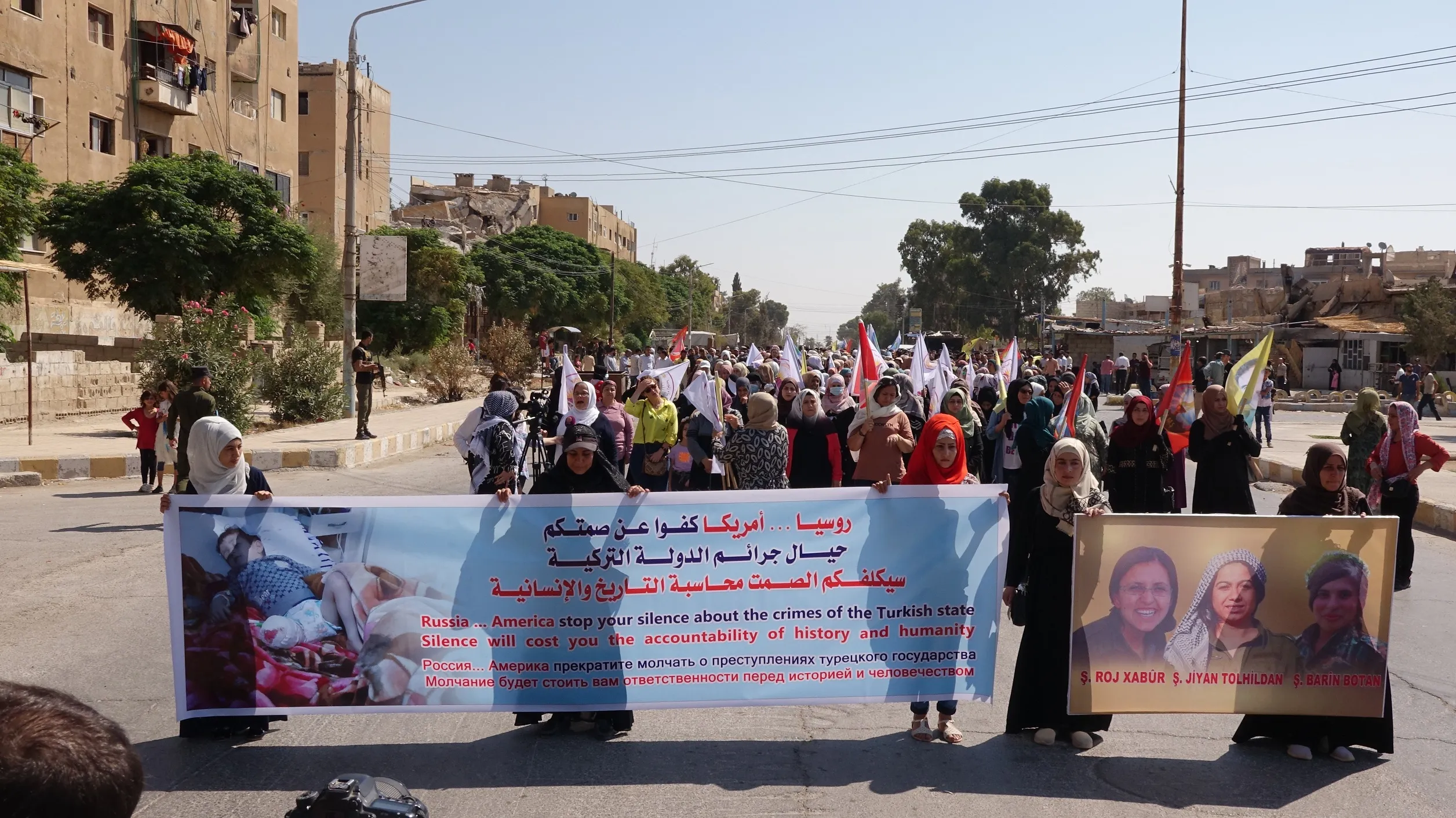 ​​​​​​​المئات في الطبقة يتظاهرون تحت شعار " روسيا.. وأمريكا كفو عن صمتكم حيال جرائم الدولة التركية"