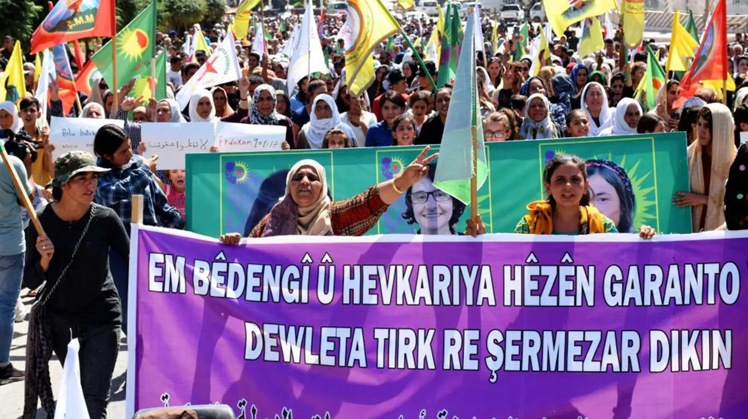 ​​​​​​​"أردوغان سارق مستقبلنا".. الآلاف يتظاهرون في إقليم الفرات ضد الهجمات التركية