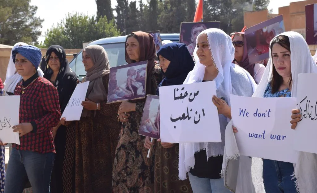 ​​​​​​​مئات المتظاهرين في الدرباسية ينددون بهجمات الاحتلال التركي ويؤكدون على البقاء والمقاومة