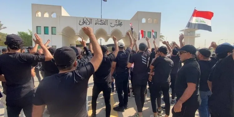 عقب اعتزال الصدر المشهد السياسي.. أنصاره يصعدون داخل المنطقة الخضراء