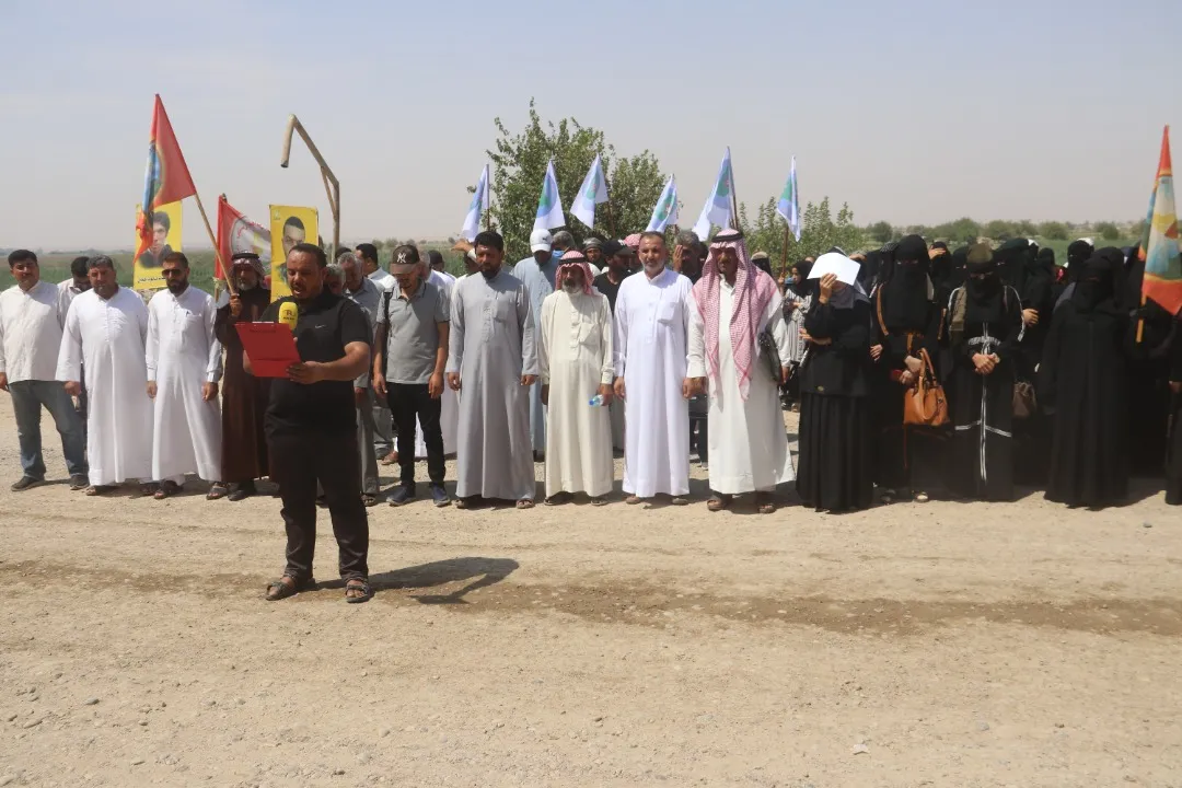 مجلسا الشعب وعوائل الشهداء في هجين يستذكران ضحايا مجزرة شنكال ويطالبان بمحاسبة مرتكبيها