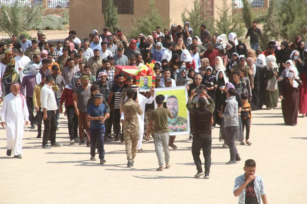 ​​​​​​​أهالي الشدادي يشيّعون جثمان الشهيد دندح ذخيرة