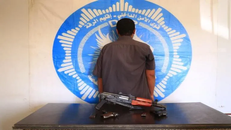 ​​​​​​​تاجر أسلحة في قبضة قوى الأمن الداخلي في مدينة الرقة