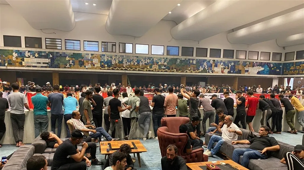 العراق.. وزير الصدر يوجه المتظاهرين بإخلاء مبنى البرلمان والاعتصام حوله