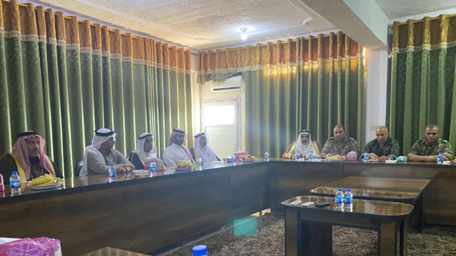 ​​​​​​​قسد تعقد اجتماعاً مع شيوخ ووجهاء عشائر منطقة الفرات لبحث المستجدات العسكرية والسياسية