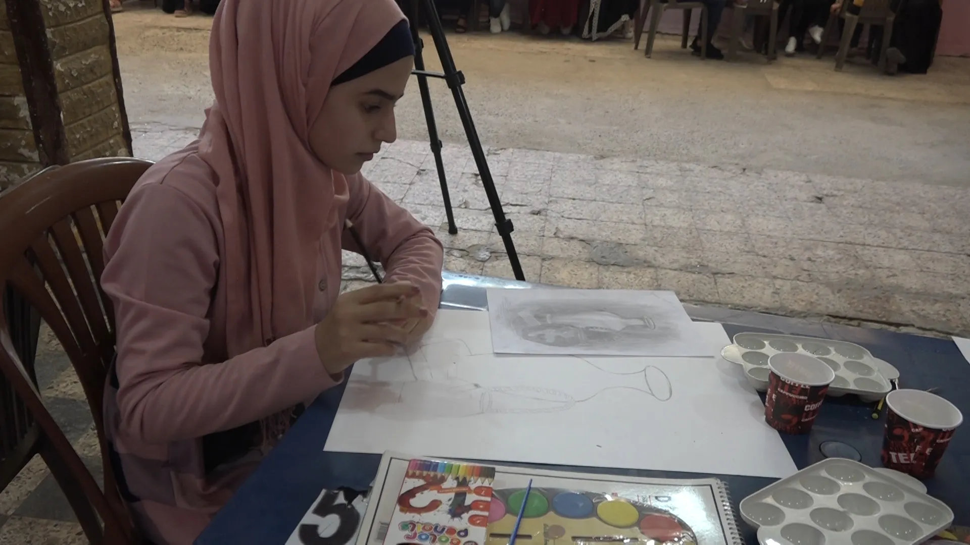 "بأيدي المرأة الشابة نصنع الحاضر والمستقبل".. اتحاد المرأة الشابة في الطبقة يقيم معرضاً للرسم