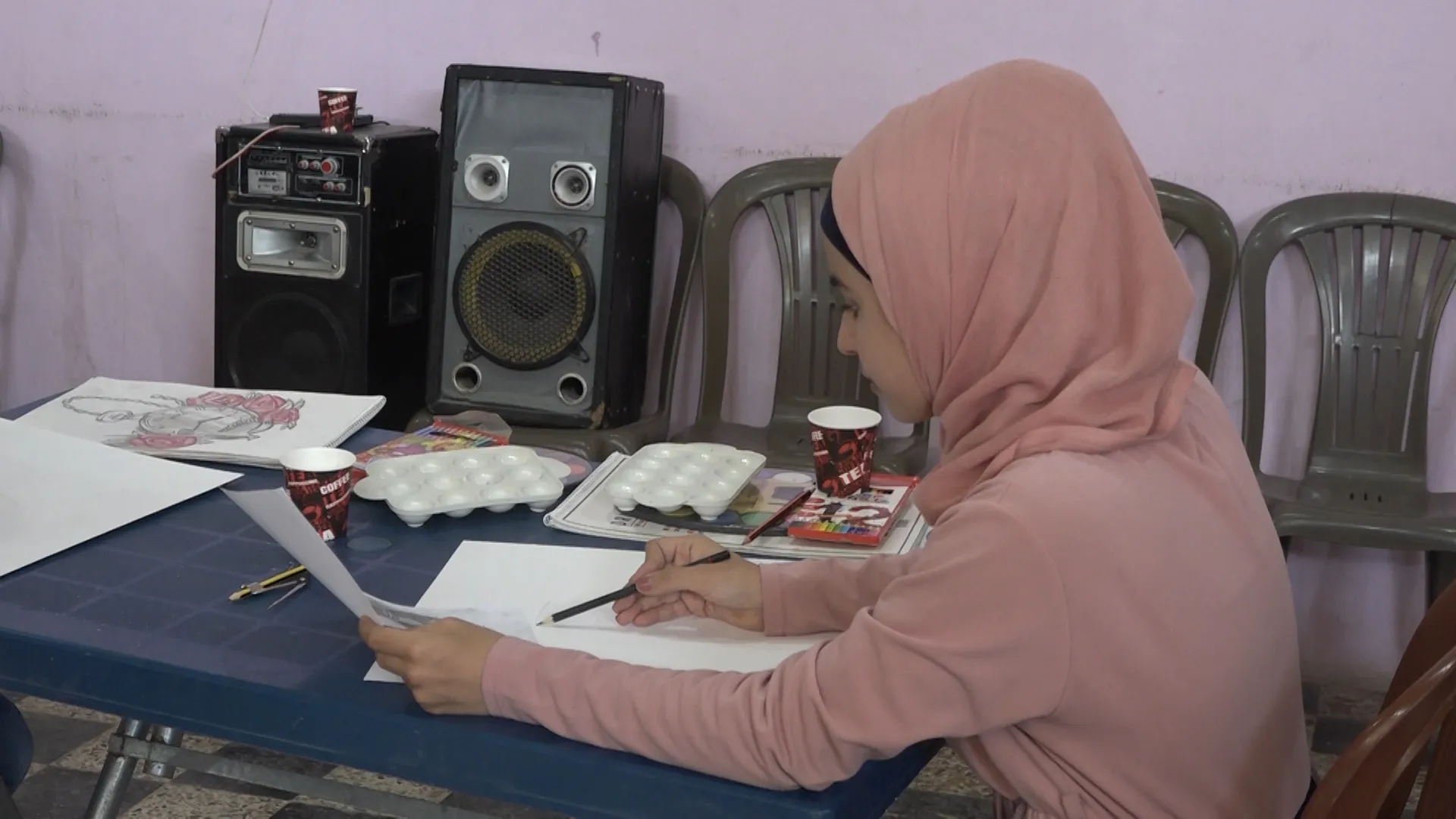 "بأيدي المرأة الشابة نصنع الحاضر والمستقبل".. اتحاد المرأة الشابة في الطبقة يقيم معرضاً للرسم