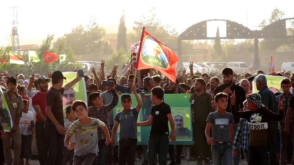 أهالي كوباني والطبقة يشيعون جثماني الشهيدين  دلوفان ووداد إلى مثواهما الأخير