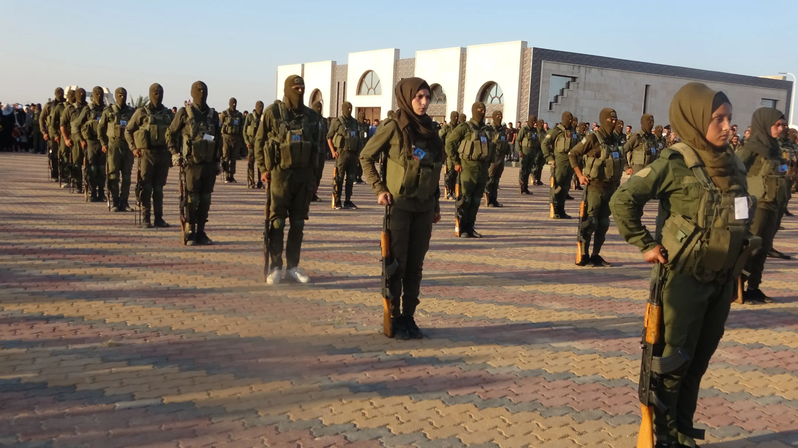 أهالي كوباني والطبقة يشيعون جثماني الشهيدين  دلوفان ووداد إلى مثواهما الأخير