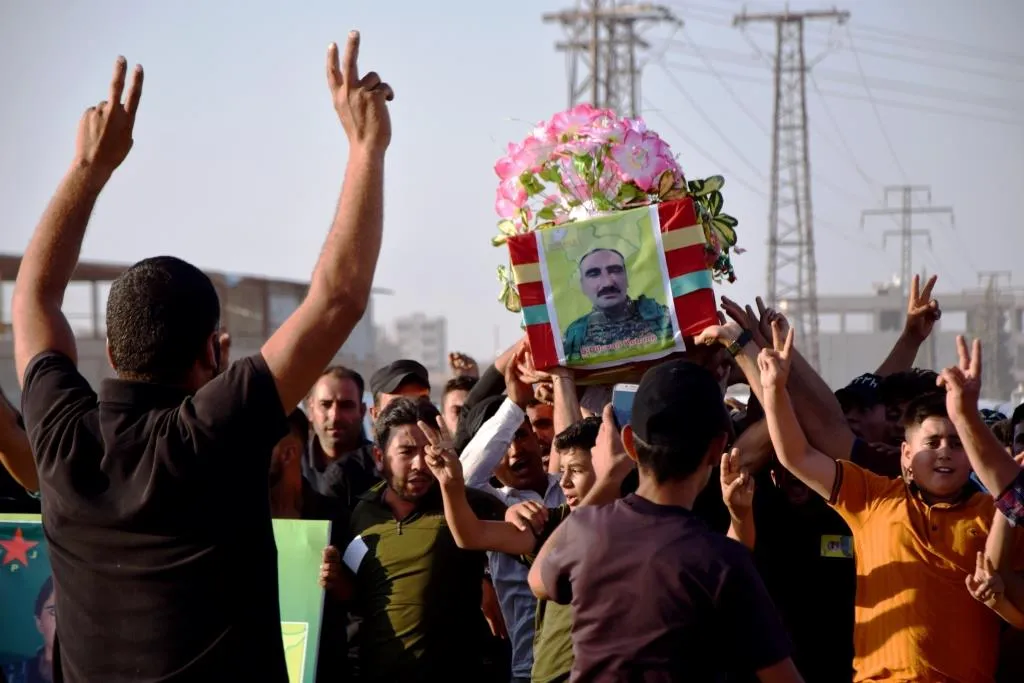 أهالي كوباني والطبقة يشيعون جثماني الشهيدين  دلوفان ووداد إلى مثواهما الأخير