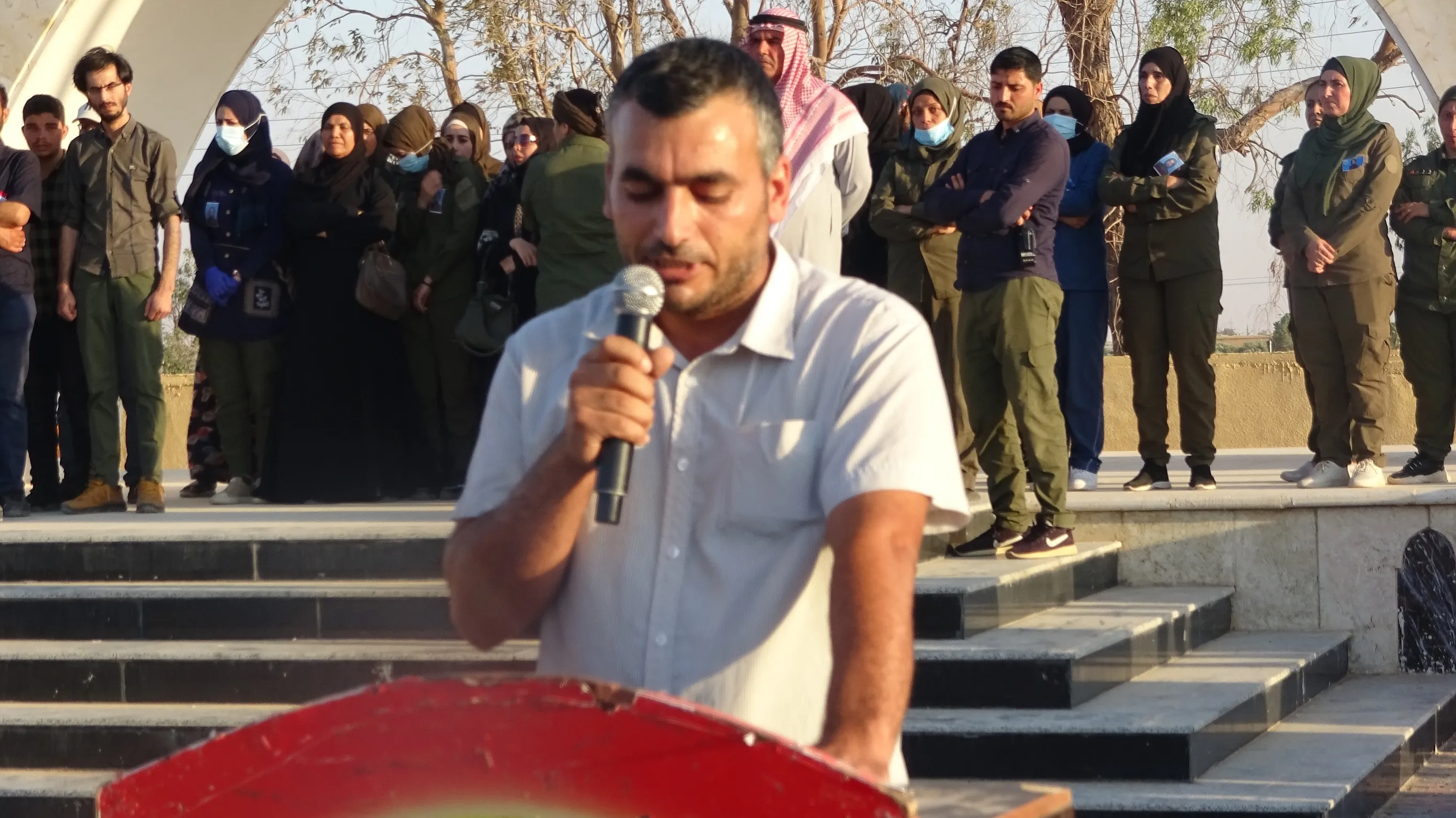 أهالي كوباني والطبقة يشيعون جثماني الشهيدين  دلوفان ووداد إلى مثواهما الأخير