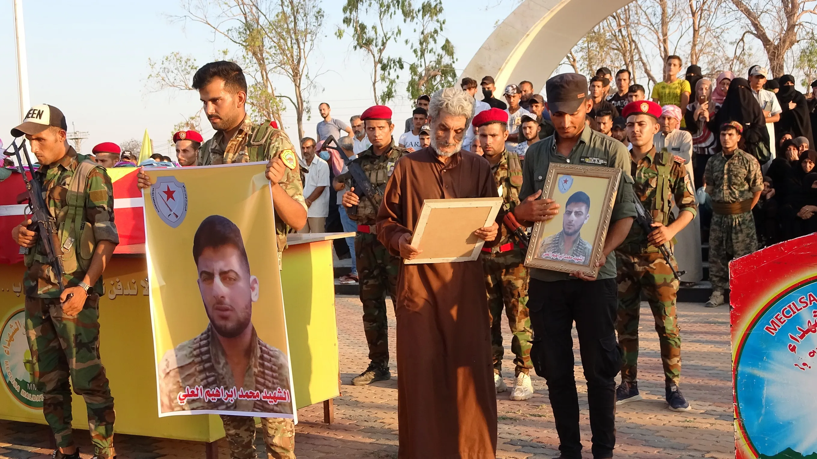 أهالي الطبقة يشيعون جثمان الشهيد محمد العلي إلى  مثواه الأخير