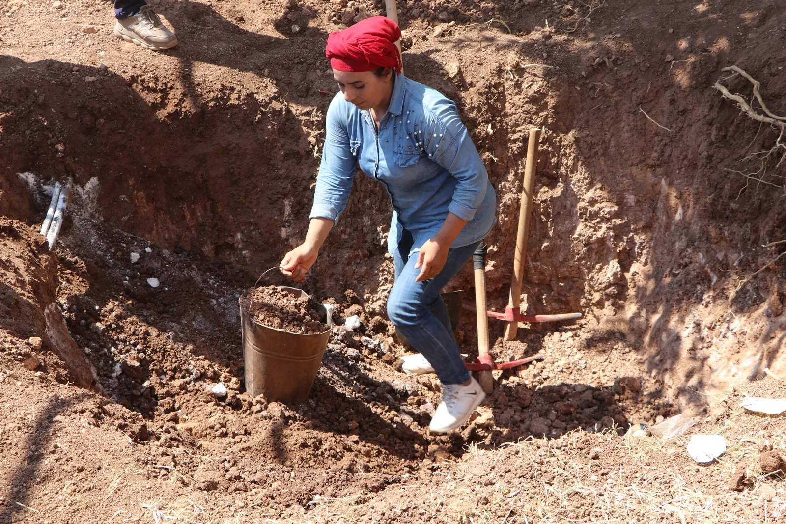 ​​​​​​​النساء العربيات والكرديات في الشهباء يحفرن الخنادق والدشم لحماية المنطقة من هجمات الاحتلال التركي