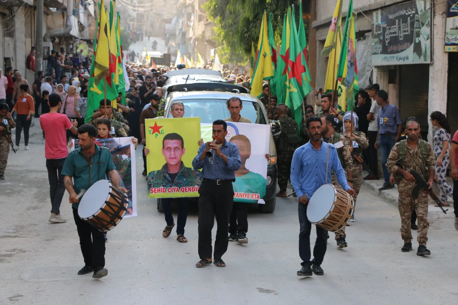 الآلاف من أهالي حلب يودعون جثماني الشهيدين رانيا وجيا قنديل إلى مثواهما الأخير