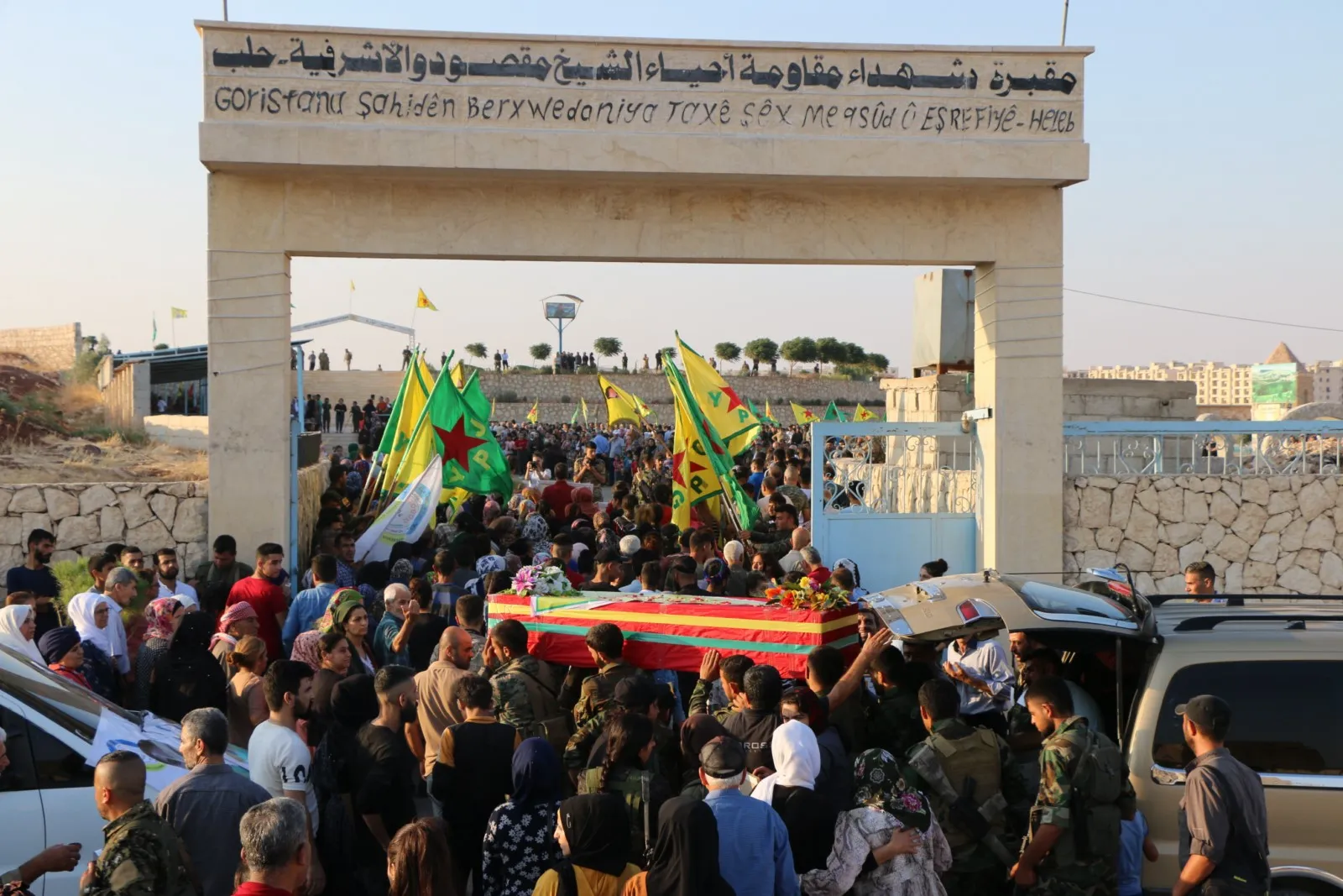 الآلاف من أهالي حلب يودعون جثماني الشهيدين رانيا وجيا قنديل إلى مثواهما الأخير