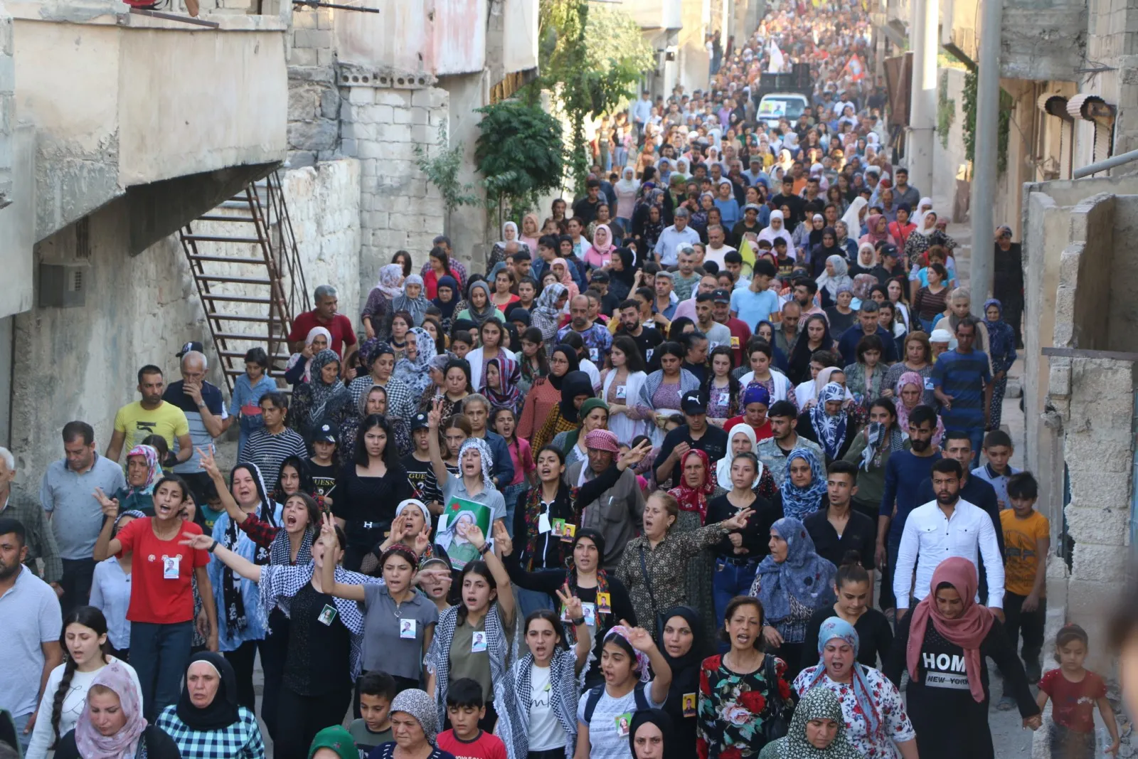 الآلاف من أهالي حلب يودعون جثماني الشهيدين رانيا وجيا قنديل إلى مثواهما الأخير