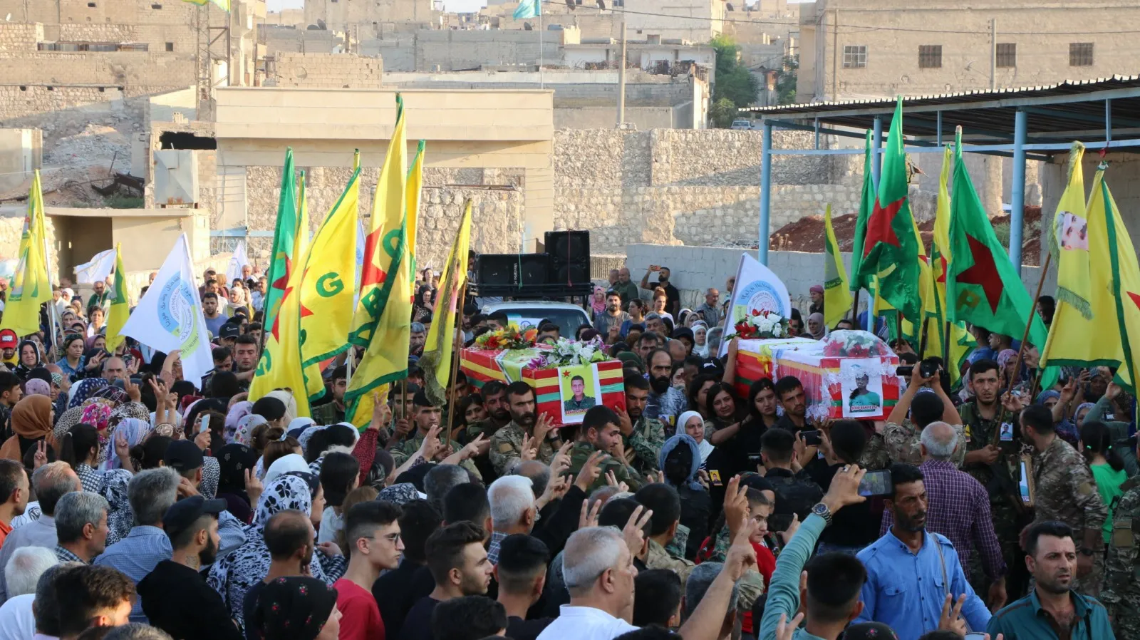 الآلاف من أهالي حلب يودعون جثماني الشهيدين رانيا وجيا قنديل إلى مثواهما الأخير