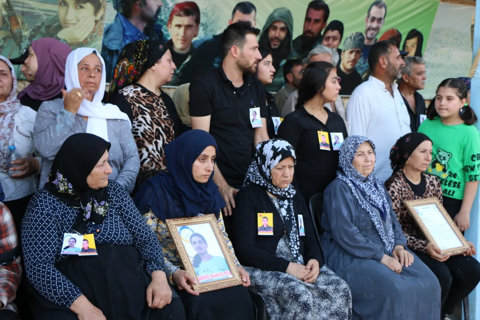 الآلاف من أهالي حلب يودعون جثماني الشهيدين رانيا وجيا قنديل إلى مثواهما الأخير