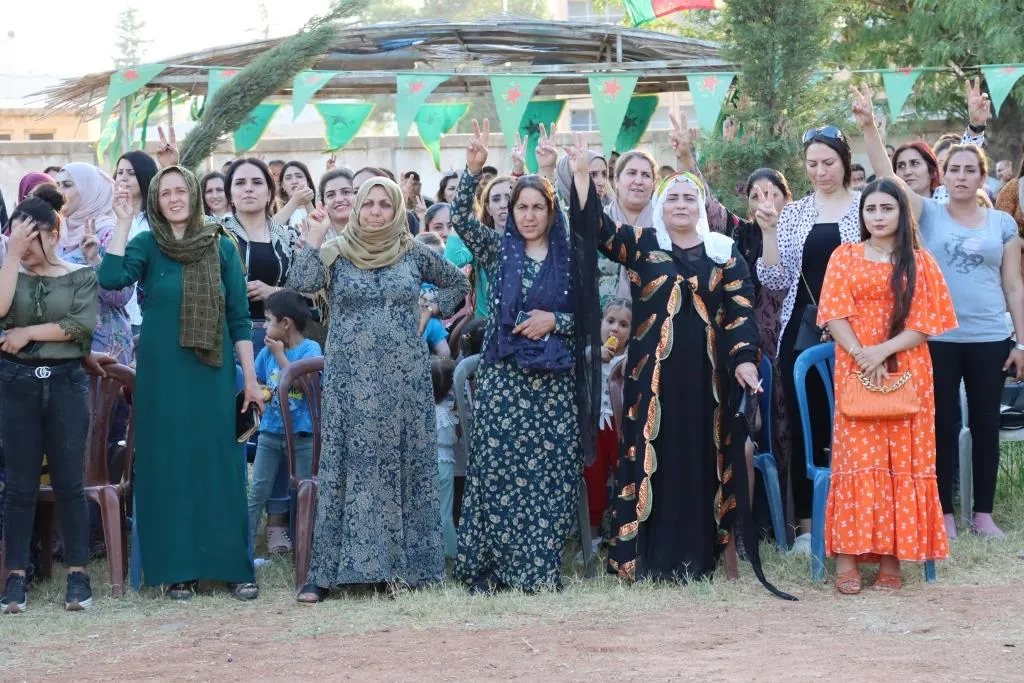 أهالي شمال وشرق سوريا يحتفلون بالذكرى السنوية لقفزة 15 آب
