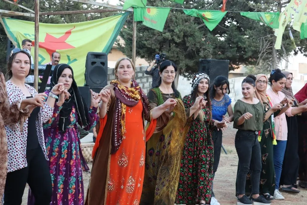 أهالي شمال وشرق سوريا يحتفلون بالذكرى السنوية لقفزة 15 آب