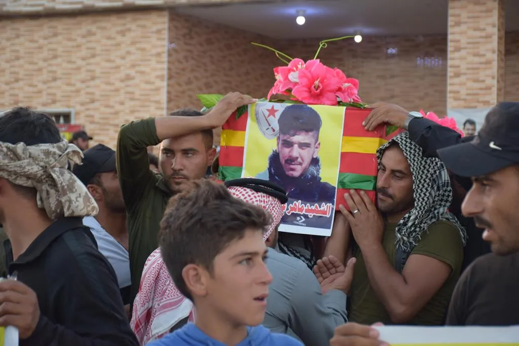الأهالي يشيعون جثمان الشهيد ماهر العزبة إلى مثواه الأخير