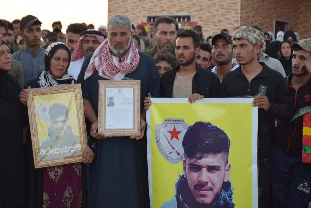 الأهالي يشيعون جثمان الشهيد ماهر العزبة إلى مثواه الأخير