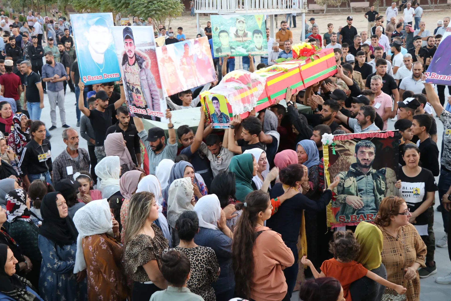 أهالي قامشلو يشيعون جثمان الشهيد باران دفرم إلى مثواه الأخير