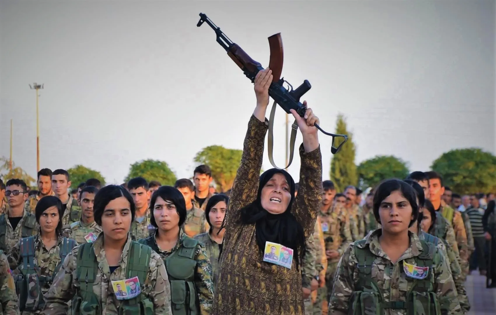 برفعها للسلاح أمام المشيعين في مراسم تشييع الشهيدين دجوار وريزان.. أسر الشهداء تعاهد بالمقاومة والنضال