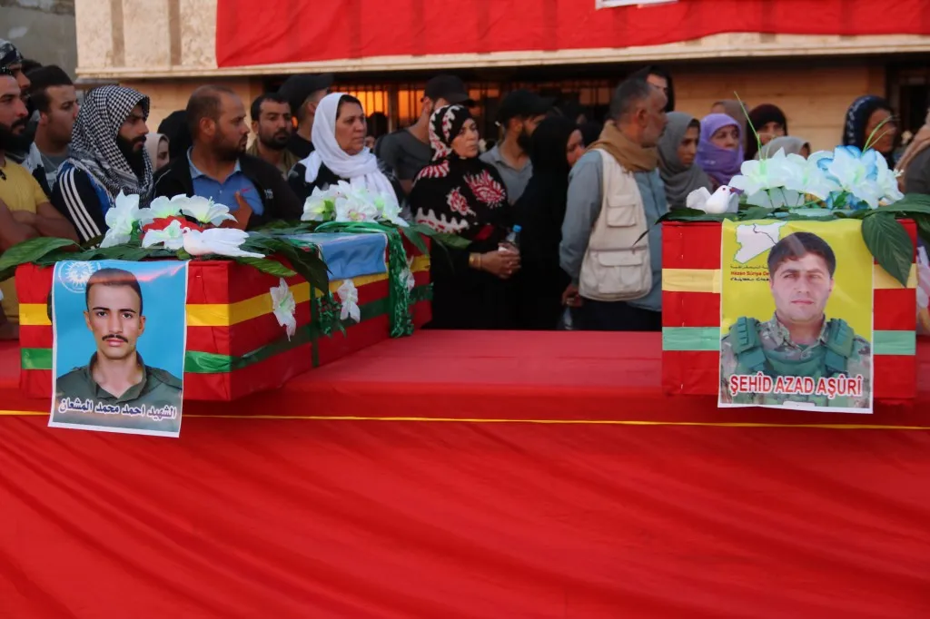 أهالي ديرك يودعون الشهيدين آزاد وأحمد إلى مثواهم الأخير