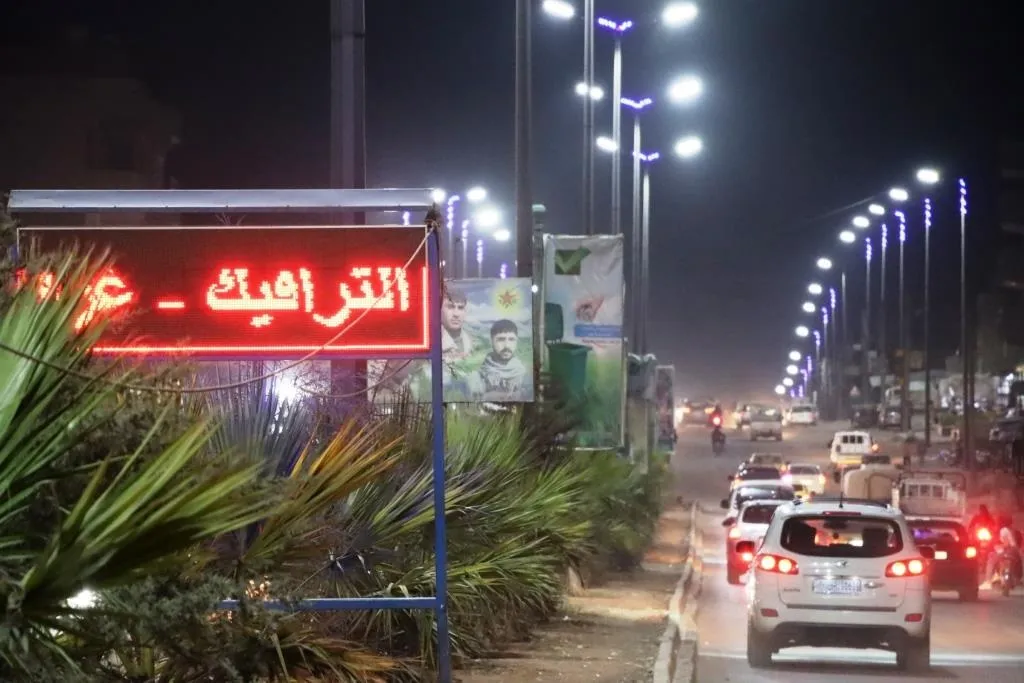 إنارة بعض أعمدة الشوارع الرئيسية في مدينتي قامشلو والحسكة