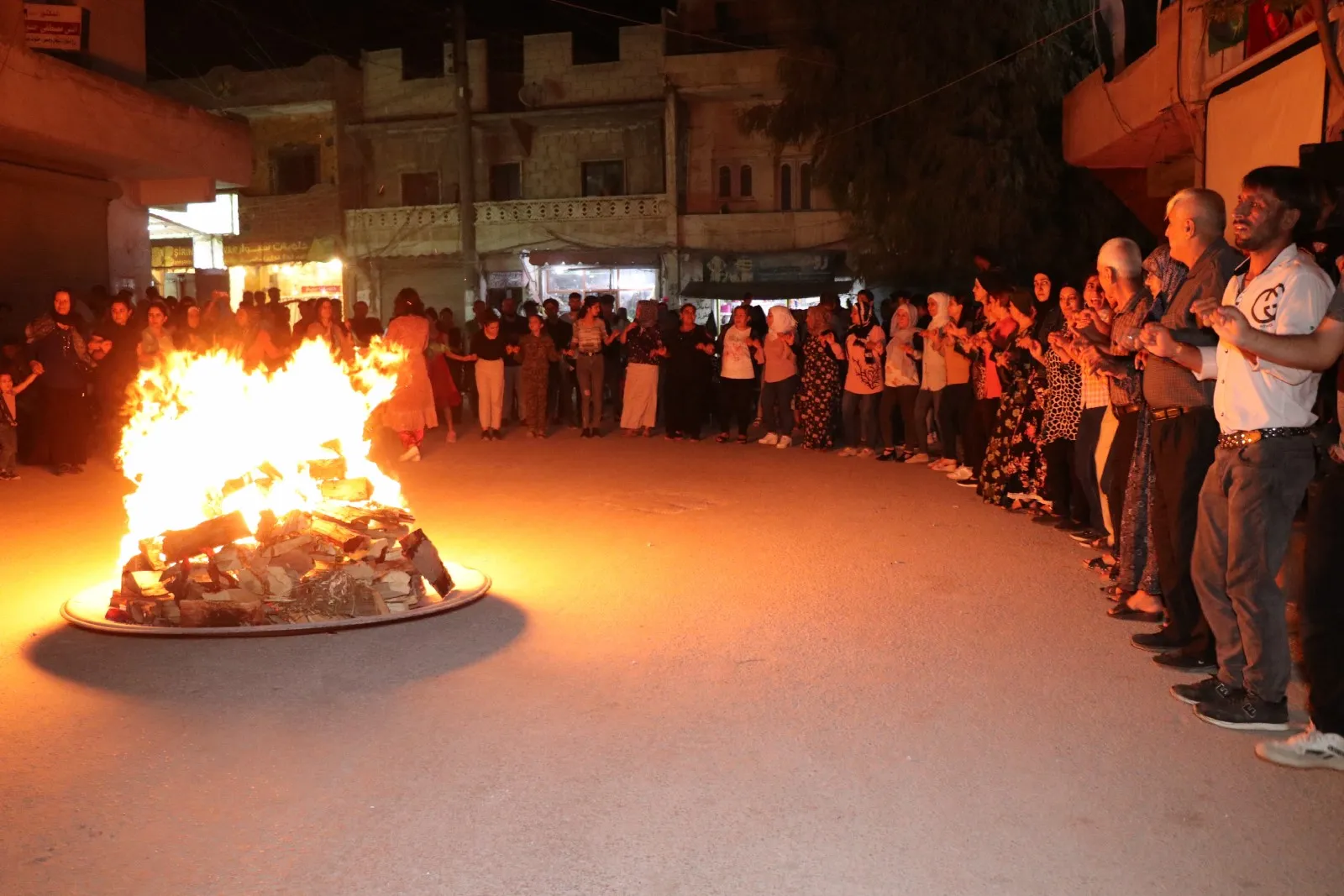 أهالي حلب يحتفلون بالذكرى الـ38 لقفزة الـ15 من آب