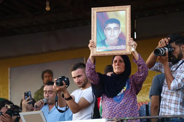 أهالي قامشلو وعامودا يشيعون جثامين شهداء حي الصناعة إلى مثواهم الأخير