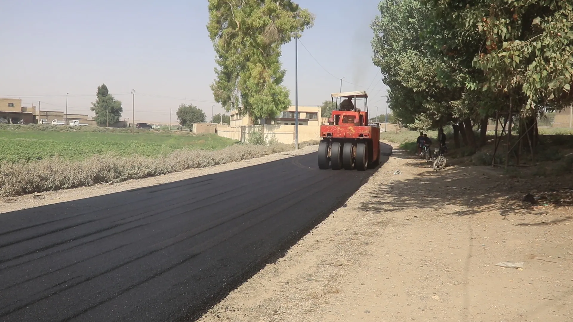 تعبيد طرق وتأهيل شبكات المياه والصرف الصحي.. مشاريع خدمية في دير الزور ومقاطعة قامشلو