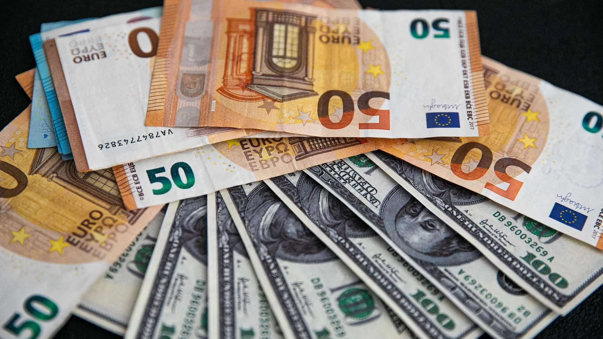 ​​​​​​​اليورو يهبط لما دون 0,99 دولار في أدنى مستوياته منذ 20 عاماً