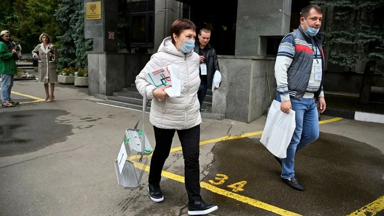 موسكو تعلن فوز المؤيدين للانضمام إلى روسيا وكييف ودول غربية تصف الاستفتاءات بـ "الصورية"