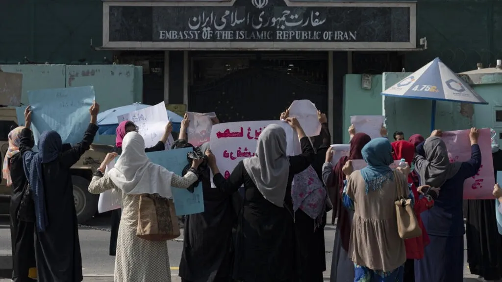 ​​​​​​​"لا للدكتاتورية".. طالبان تقمع مظاهرة نسائية نُظمت في كابول دعماً للانتفاضة النسائية في روجهلات وإيران