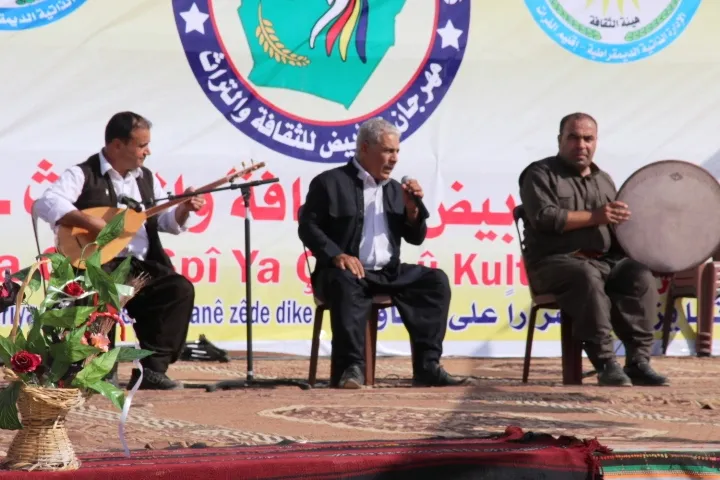 بالصور والفيديو.. عروض فنية فلكلورية تتخلل مهرجان تل أبيض للثقافة والتراث