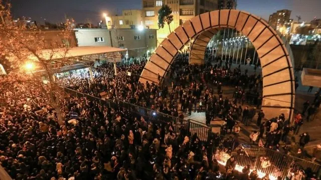 رقعة الاحتجاجات تتسع في إيران وسط شن السلطات حملات اعتقال ضد الكرد