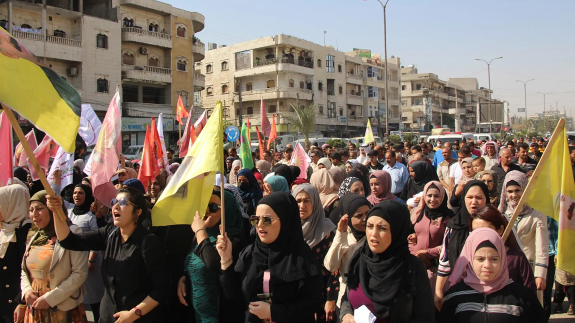 المئات في منبج يتظاهرون ضد العزلة على القائد أجلان تحت شعار "سنحطم جدران إمرالي"