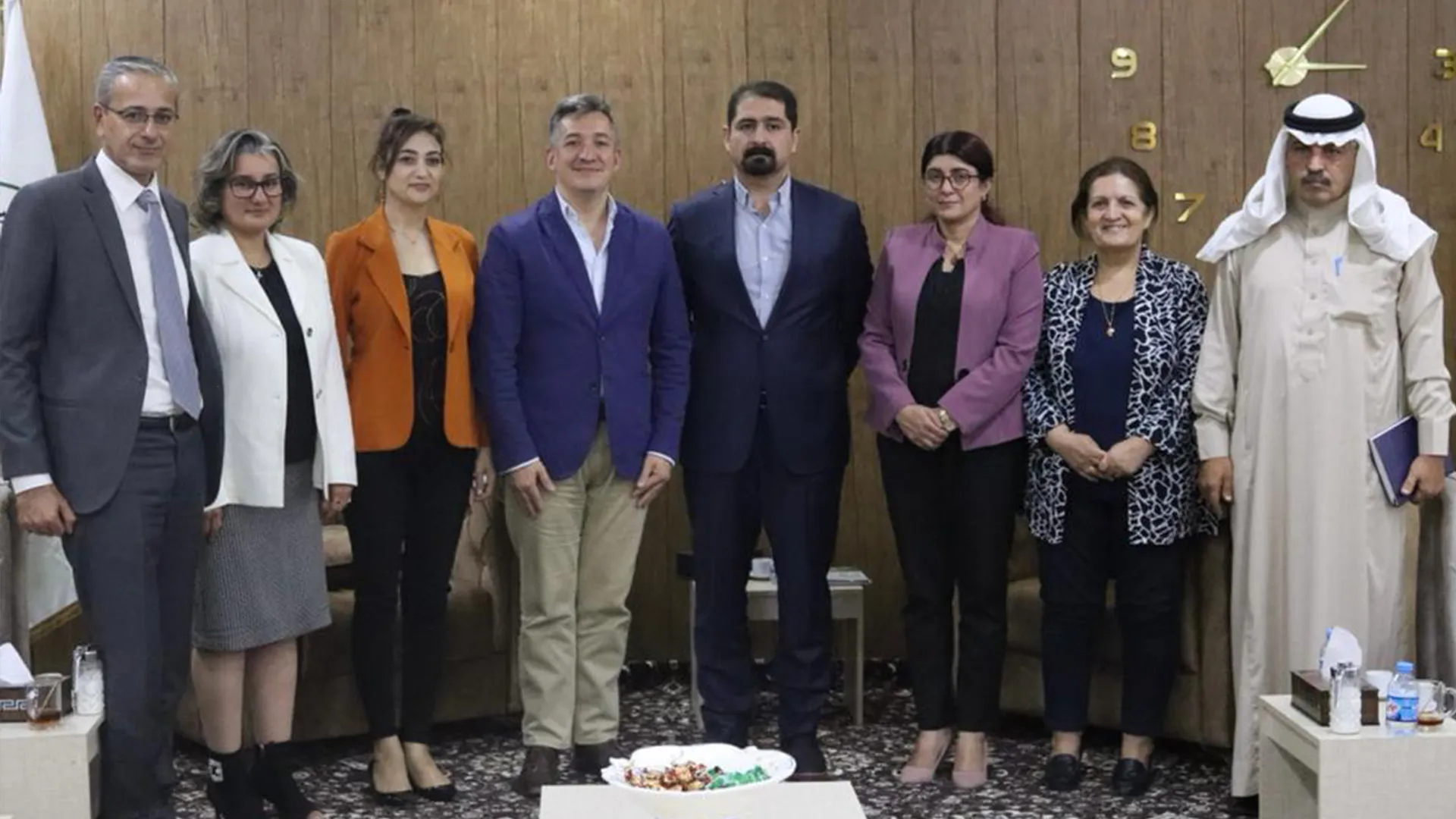ممثلون عن أحزاب سياسية يجتمعون بالممثل الأعلى لحكومة الولايات المتحدة الأميركية لشمال وشرق سوريا