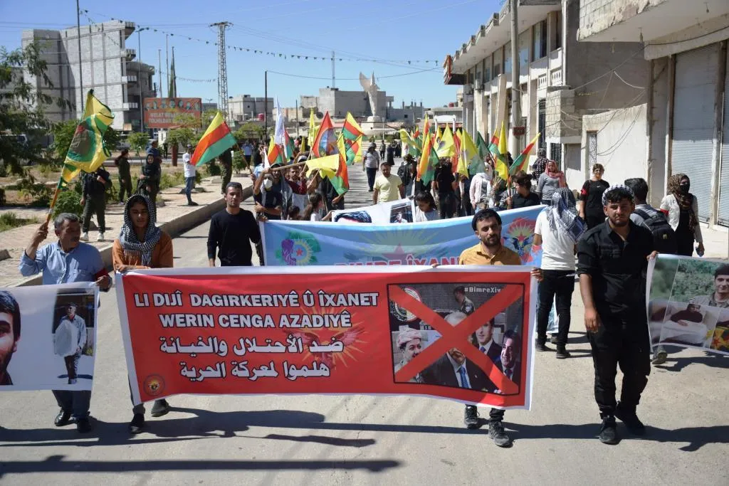 ​​​​​​​تنديداً بخيانة PDK والاحتلال التركي.. مظاهرة وخيمة "تنديد" في كوباني