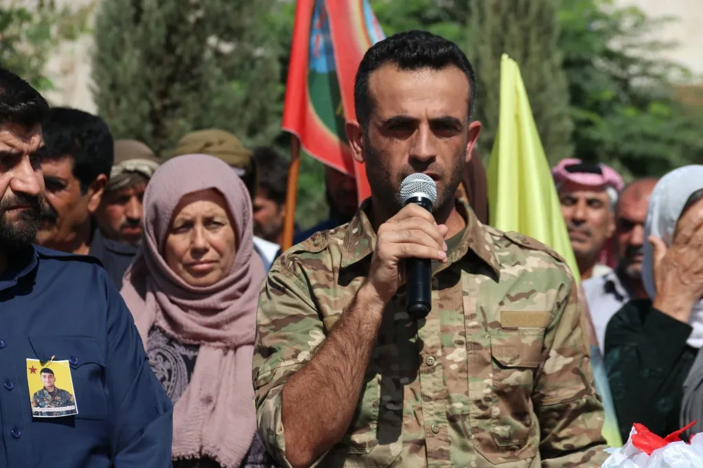 أهالي ديرك يودعون جثمان الشهيد مروان دربنديخان ليوارى الثرى في السليمانية