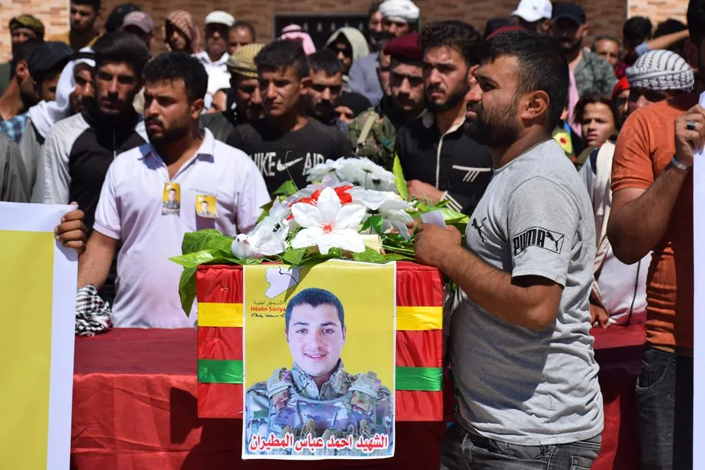 ​​​​​​​أهالي نواحي كركي لكي وجل آغا وتل كوجر يشيّعون جثمان الشهيد عدي جنيدية إلى مثواه الأخير