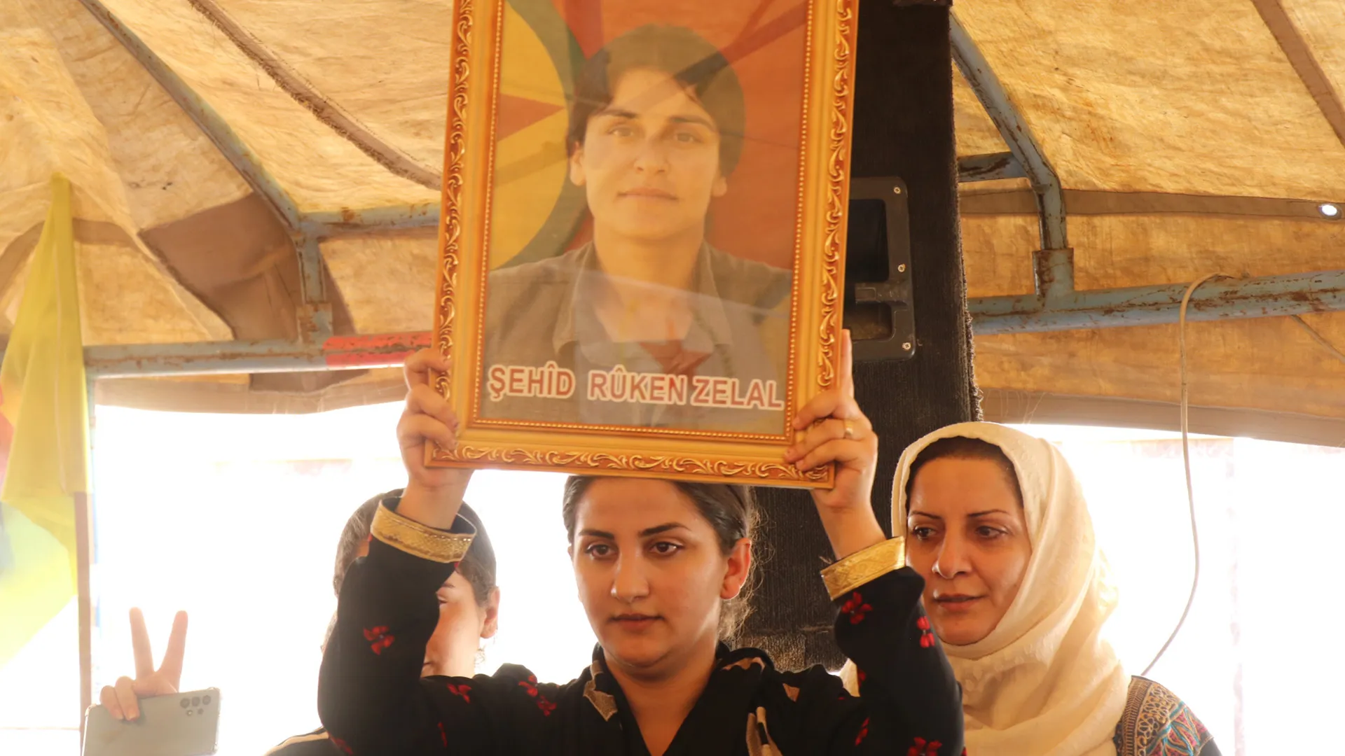 ​​​​​​​المئات يقدمون واجب العزاء لذوي الشهيدة روكن ويشيدون بمقاومة المرأة الحرة بوجه الاحتلال