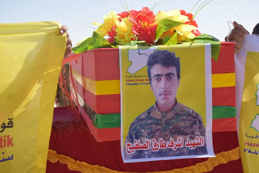 ​​​​​​​أهالي المنطقة الجنوبية في الحسكة يشيّعون جثمان الشهيد أشرف الصلفيج إلى مثواه الأخير