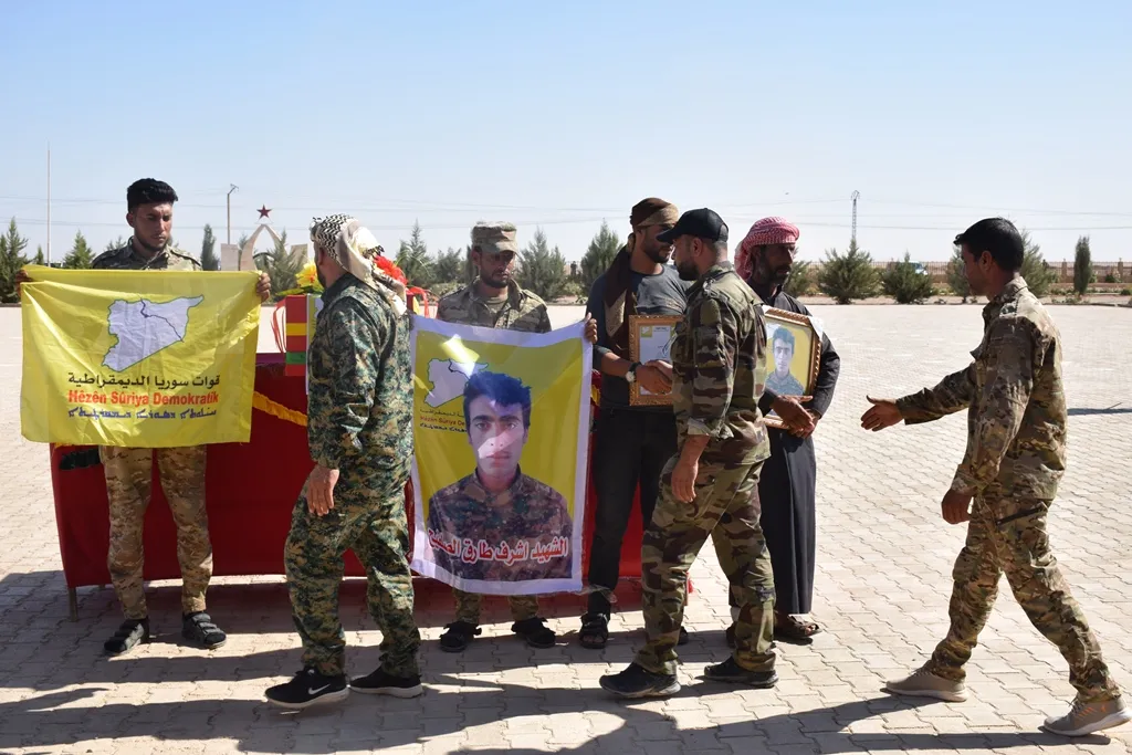 ​​​​​​​أهالي المنطقة الجنوبية في الحسكة يشيّعون جثمان الشهيد أشرف الصلفيج إلى مثواه الأخير